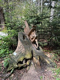 Une des nombreuses sculptures sur le chemin forestier