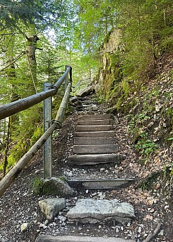 Vue des escaliers menant au barrage