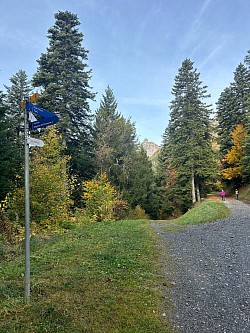 Indicateur du sentier des légendes  ( sentier à droite)